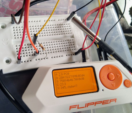 Flipper Zero with DS18B20 sensor attached to GPIO pin C0, reading 23.3degressCelcius